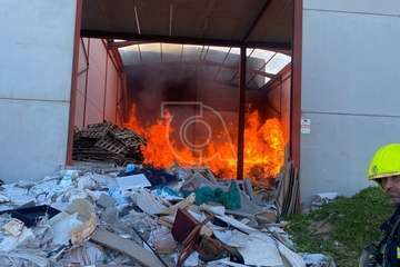 Incendio en una nave industrial de El Goro (Telde) donde se acumulan palets/TA.
